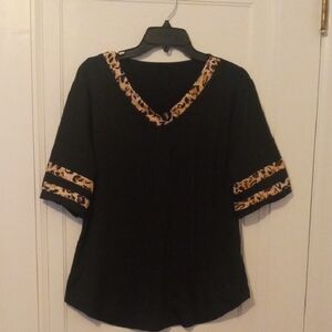 women xl Black short sleeve vneck with animal print trim